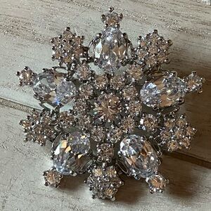 🌸Crystal Snowflake Brooch